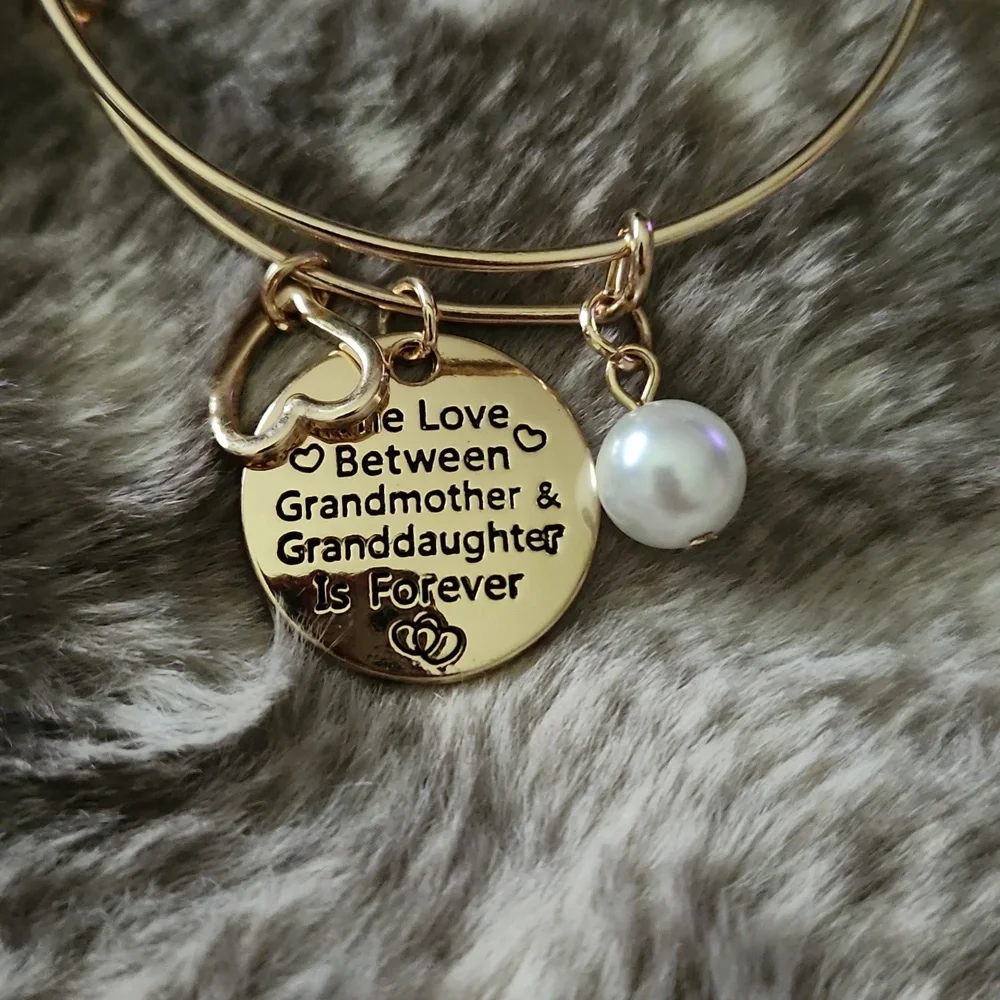 Heart and pearl charm bracelet - Picture 2 of 2